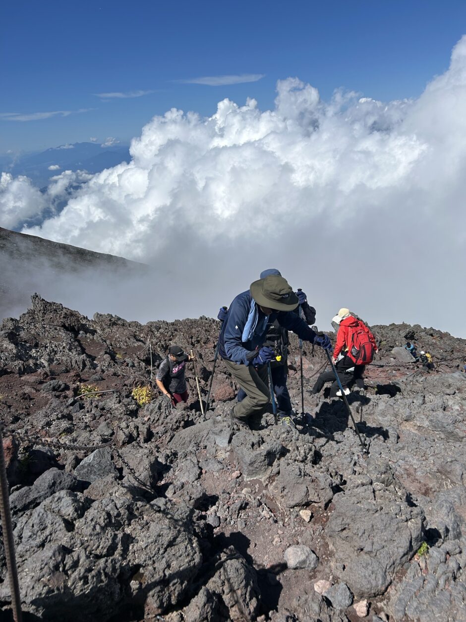富士山7合目の溶岩道